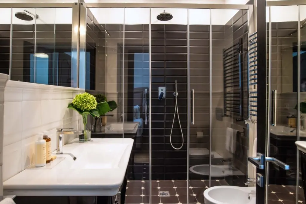 Image of a large bathroom in a Rome hotel 