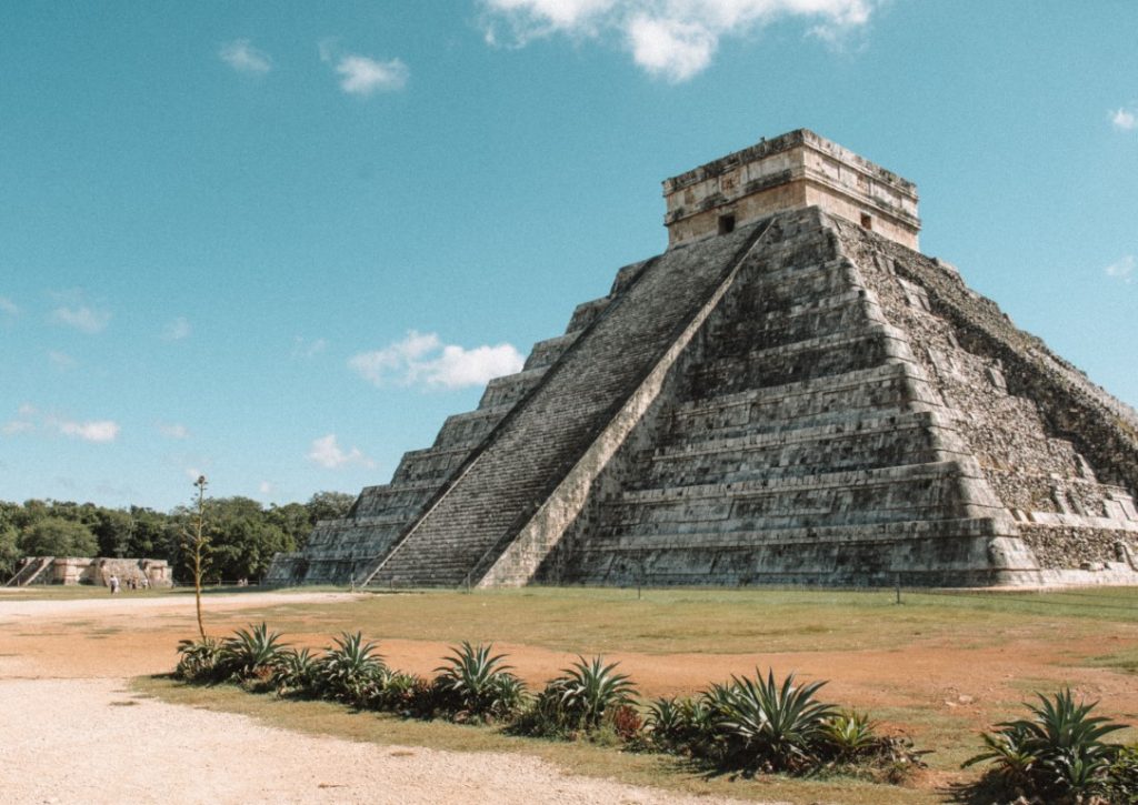 Image of the main pyramid at Chichen Itza, inserted in a post about the best Chichen Itza tours from Cancun.