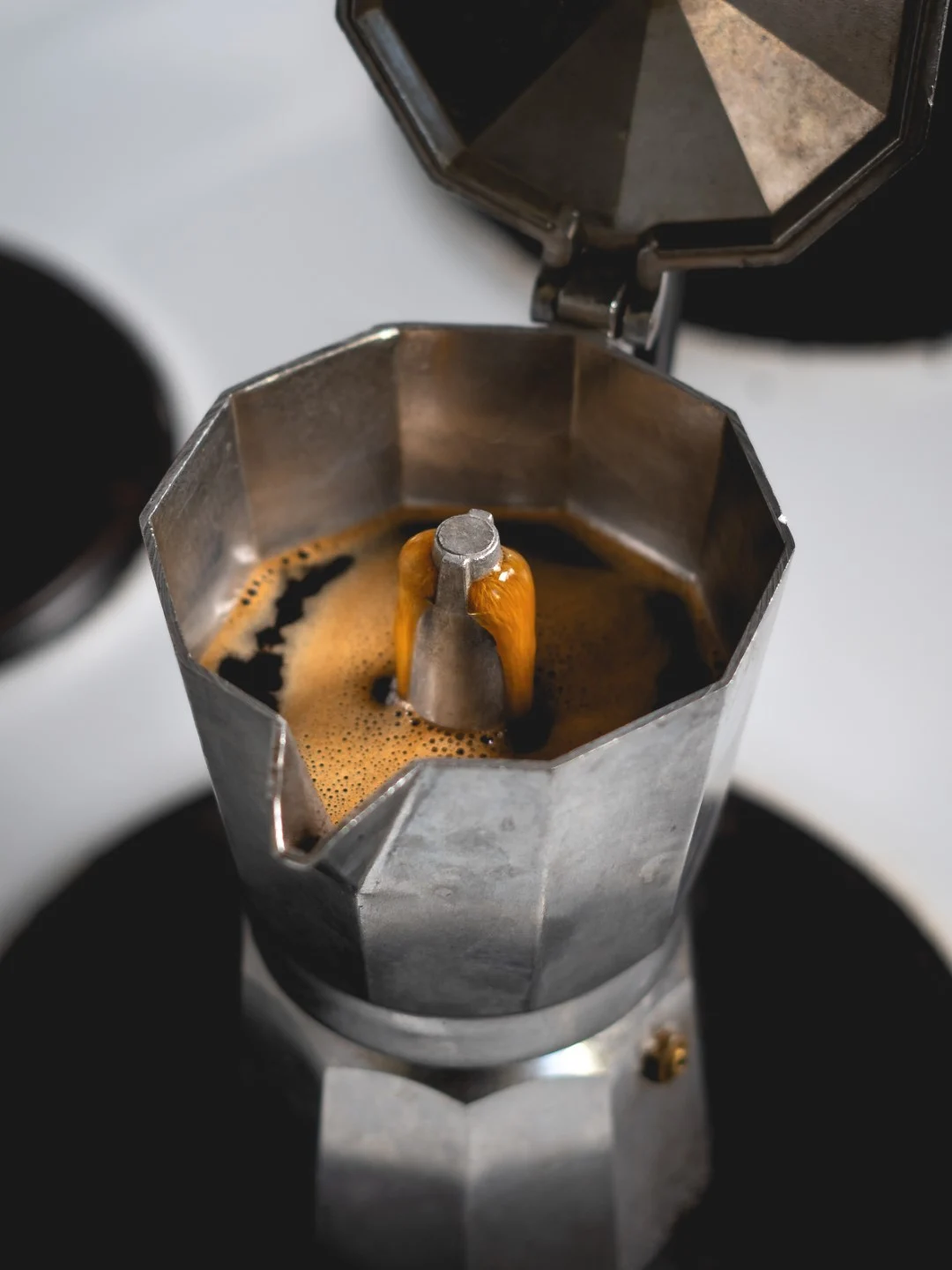 A moka coffee pot with freshly made coffee