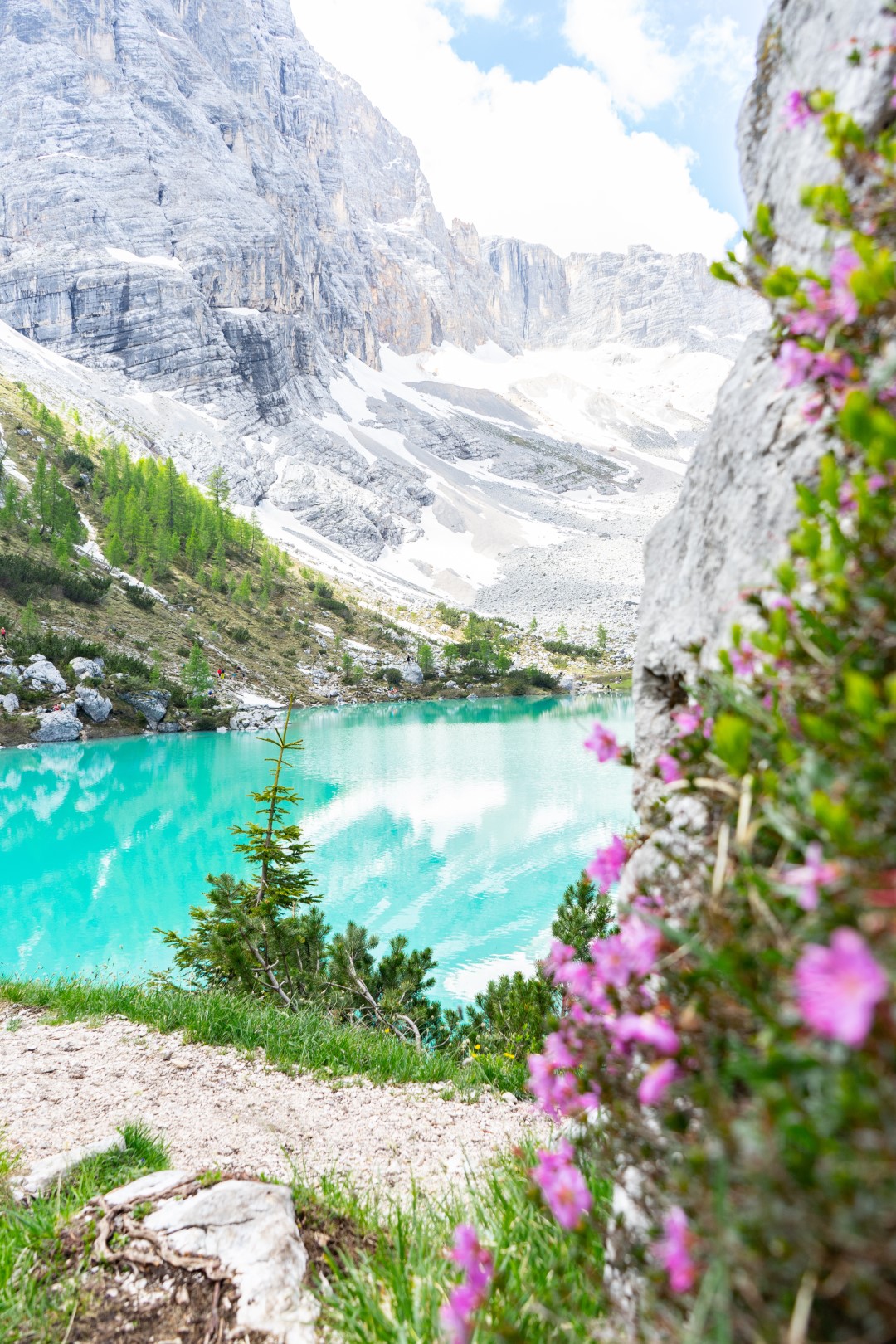 A turquoise lake surrounded by mountains in Cortina d'Ampezzo