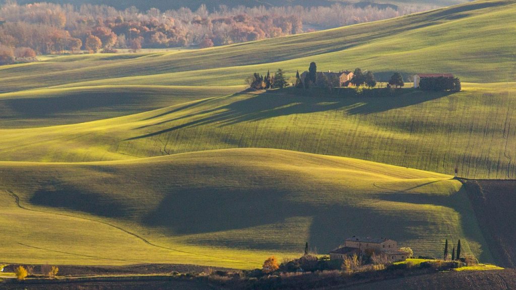 The green, rolling hills of Tuscany, inserted in a post about 2 weeks in Italy itinerary 