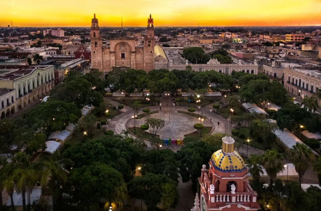 An image of Merida at night, inserted in a post about the best digital nomad cities in Mexico 