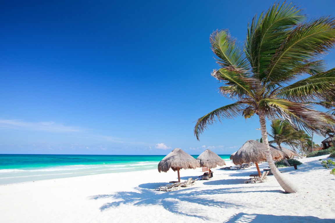 A paradisiac beach of white sands and turquoise water