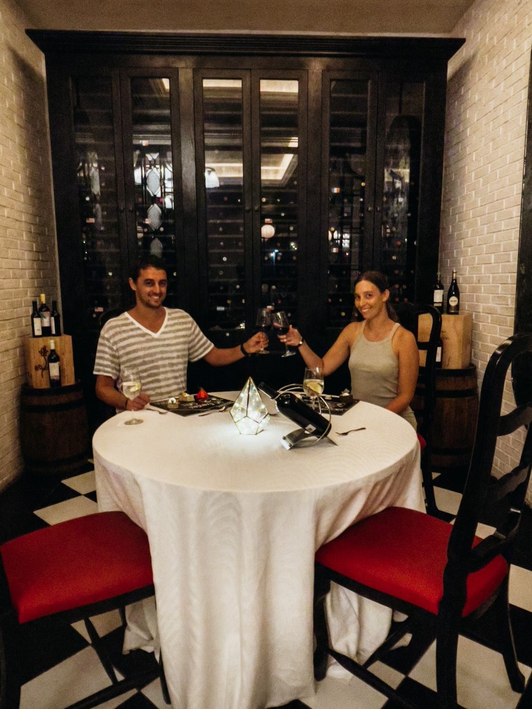 A couple dining at the restaurant of Wyndham Alltra Cancun 