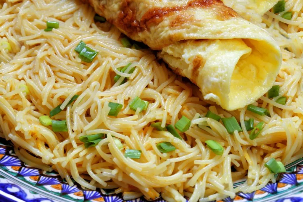 A plate with vermicelli and an omelet on top