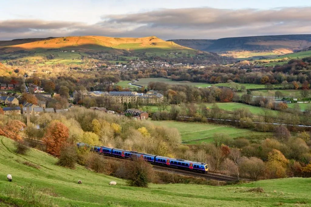 A train riding through the countryside