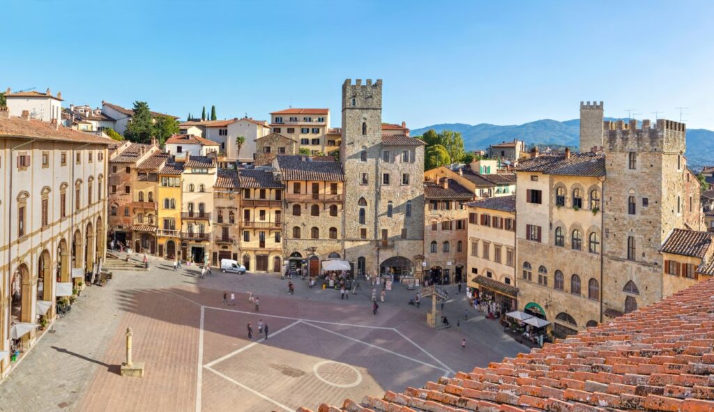 Image of the main square in Arezzo, inserted in an article about planning a Tuscany itinerary 