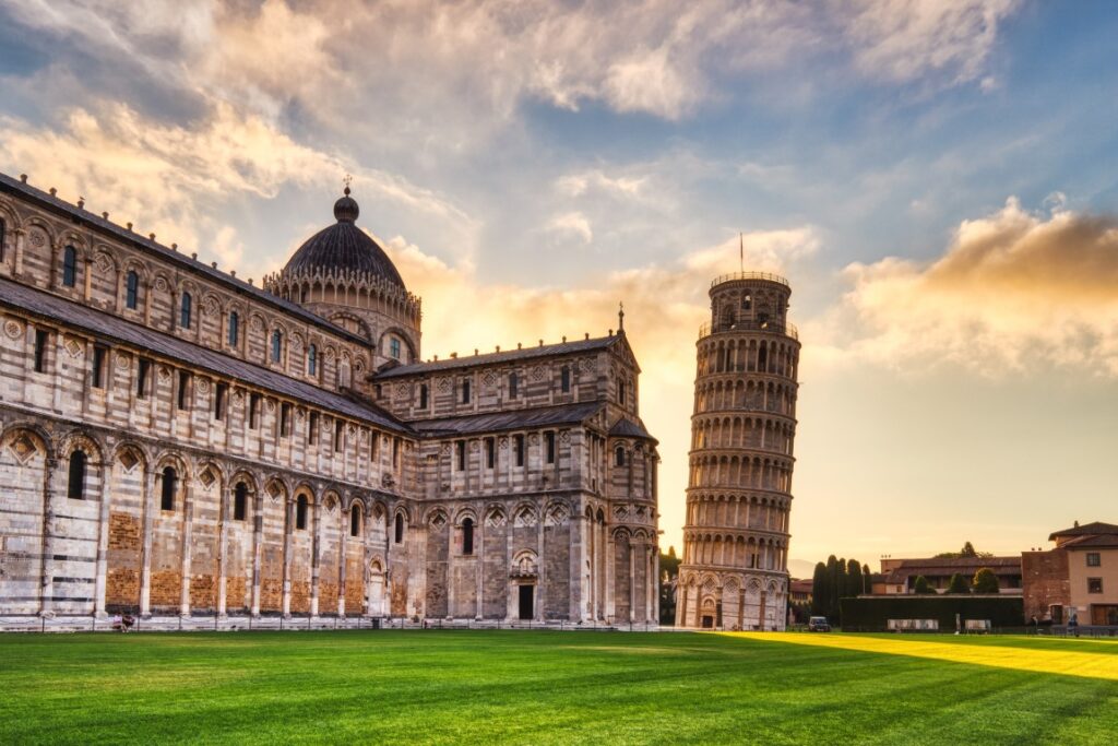Image of the leaning tower of Pisa and the Duomo at sunset