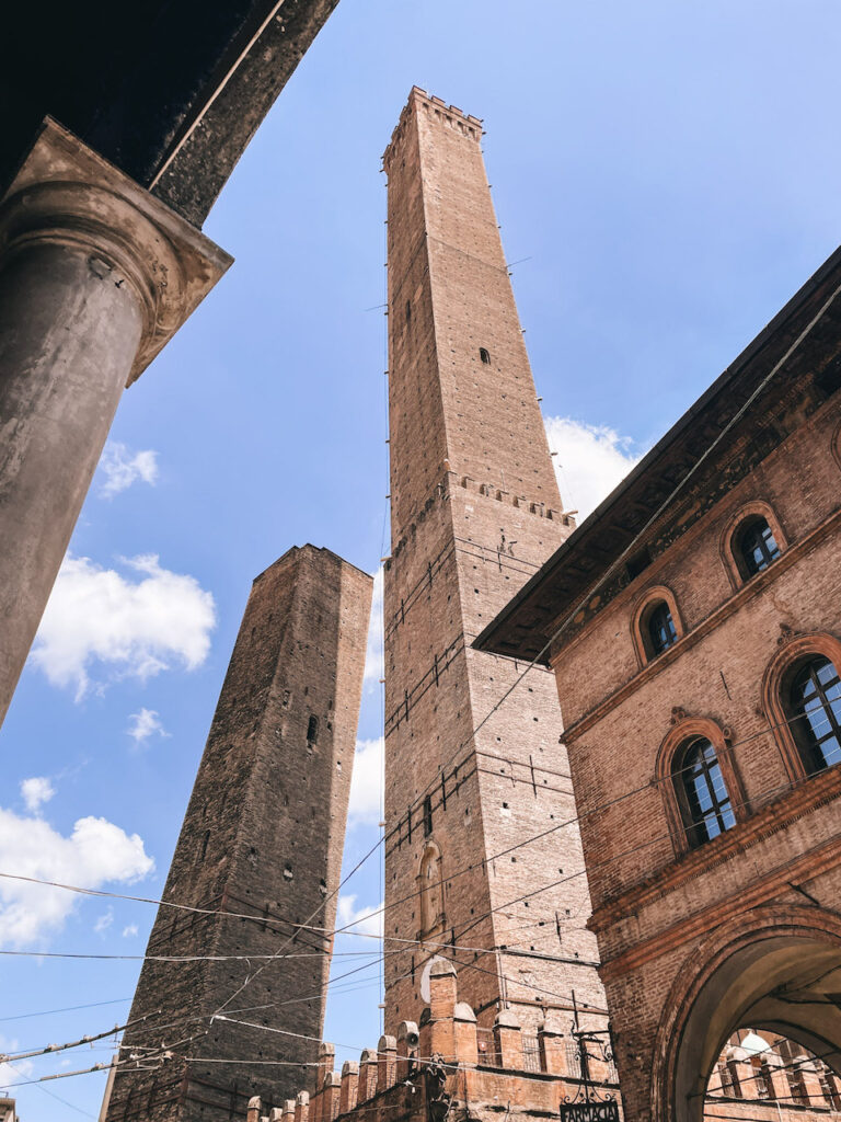 image of the two towers in Bologna