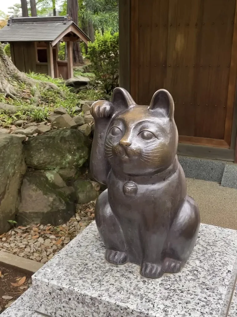 A statue of a Maneki Neko cat in Japan