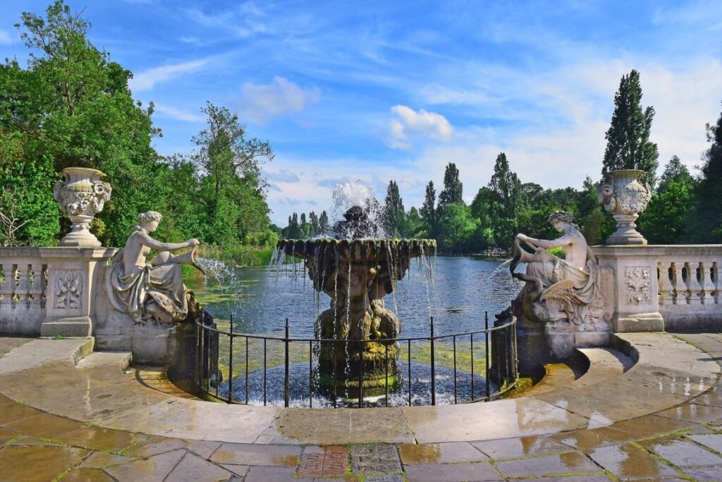 A fountain framed by two sculptures in Hyde Park 